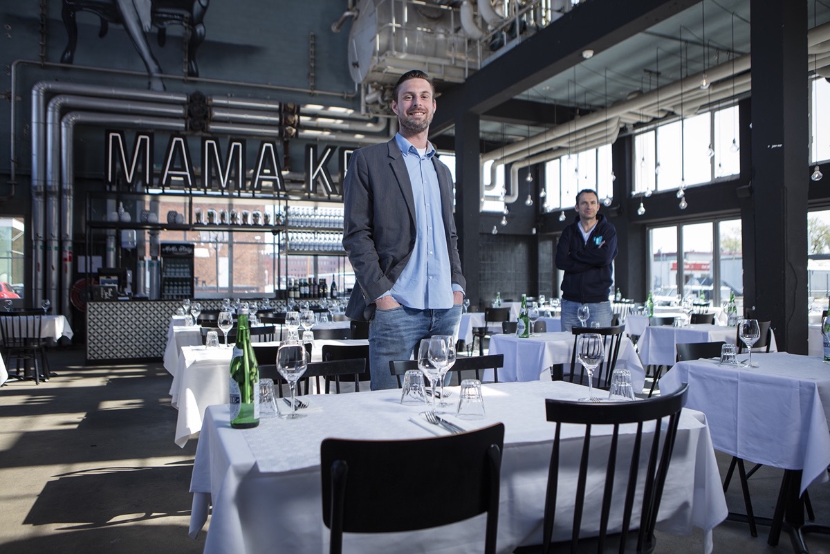 Hugo Pieterse, assistent bedrijfsleider van Mama Kelly, in het restaurant met Dennis Zuiderwijk van 2B Sure in de achtergrond.
